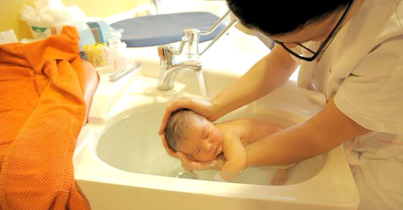 Une infirmière parisienne vient de développer une nouvelle méthode de bain et elle est des plus attendrissantes