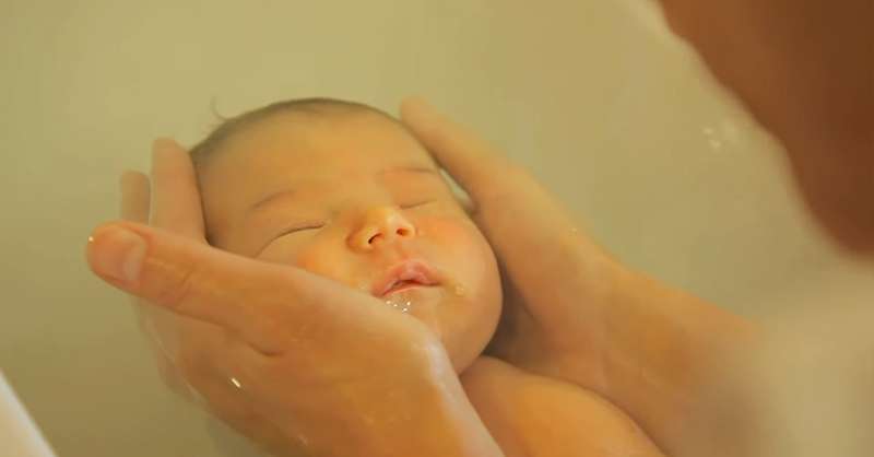 Une infirmière parisienne vient de développer une nouvelle méthode de bain et elle est des plus attendrissantes