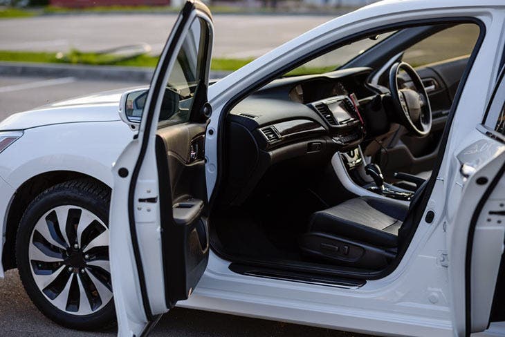 Une voiture avec une portière ouverte - source : spm