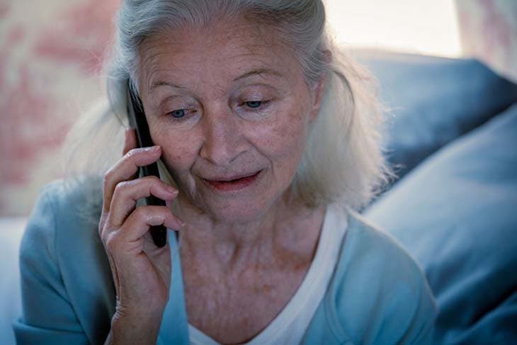 Vieille femme parle au téléphone
