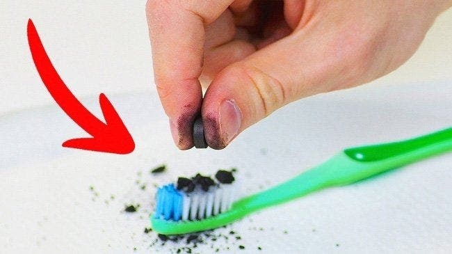 Hoe krijg je witte tanden met baking soda?
