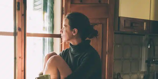 Femme seule dans sa cuisine