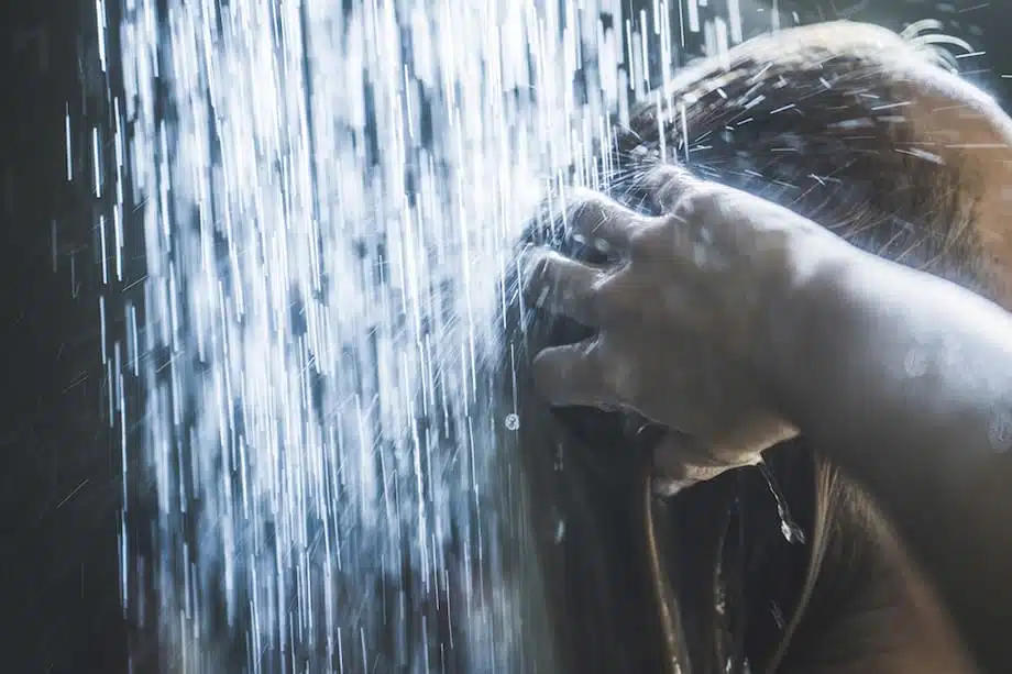 Femme se lavant les cheveux sous la douche