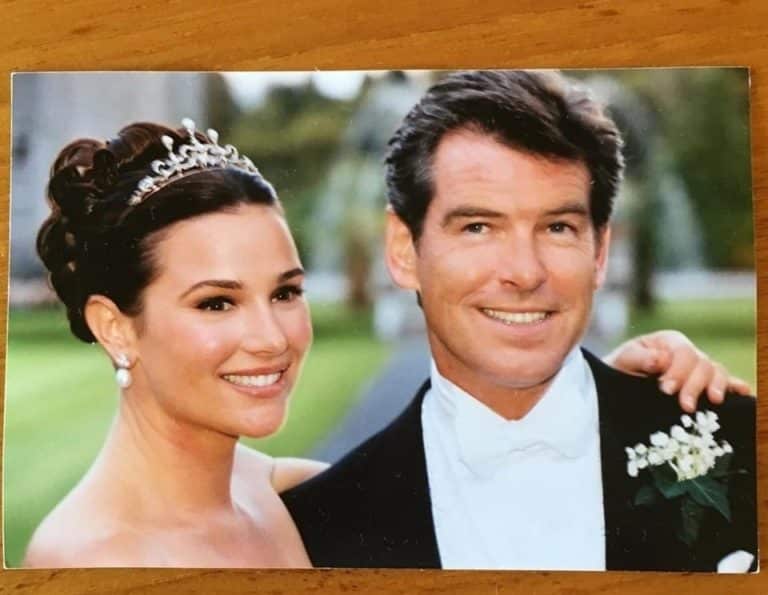 Pierce Brosnan embrassant tendrement Keely Shaye Smith