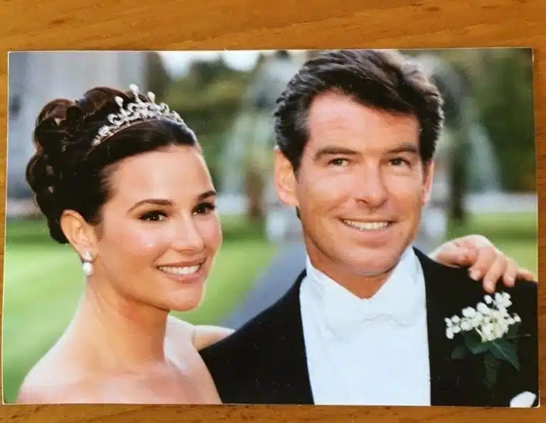 Pierce Brosnan embrassant tendrement Keely Shaye Smith
