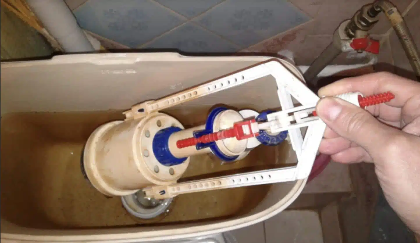 Détail d'une valve de chasse d'eau