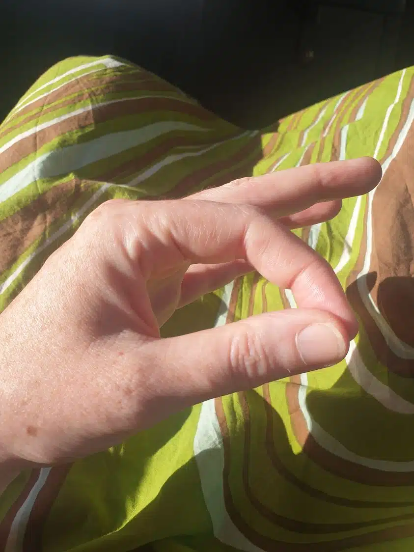 Illustration stylisée d'une main effectuant le geste du pouce et de l'index