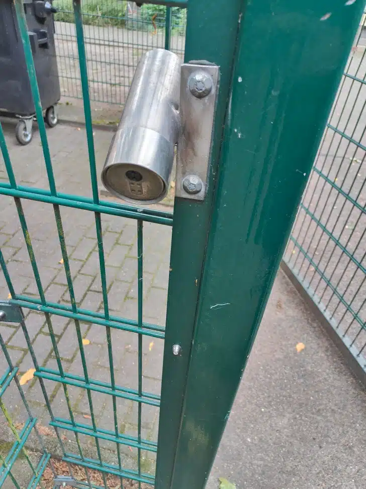 Cylindre m&eacute;tallique fix&eacute; &agrave; un mur en brique