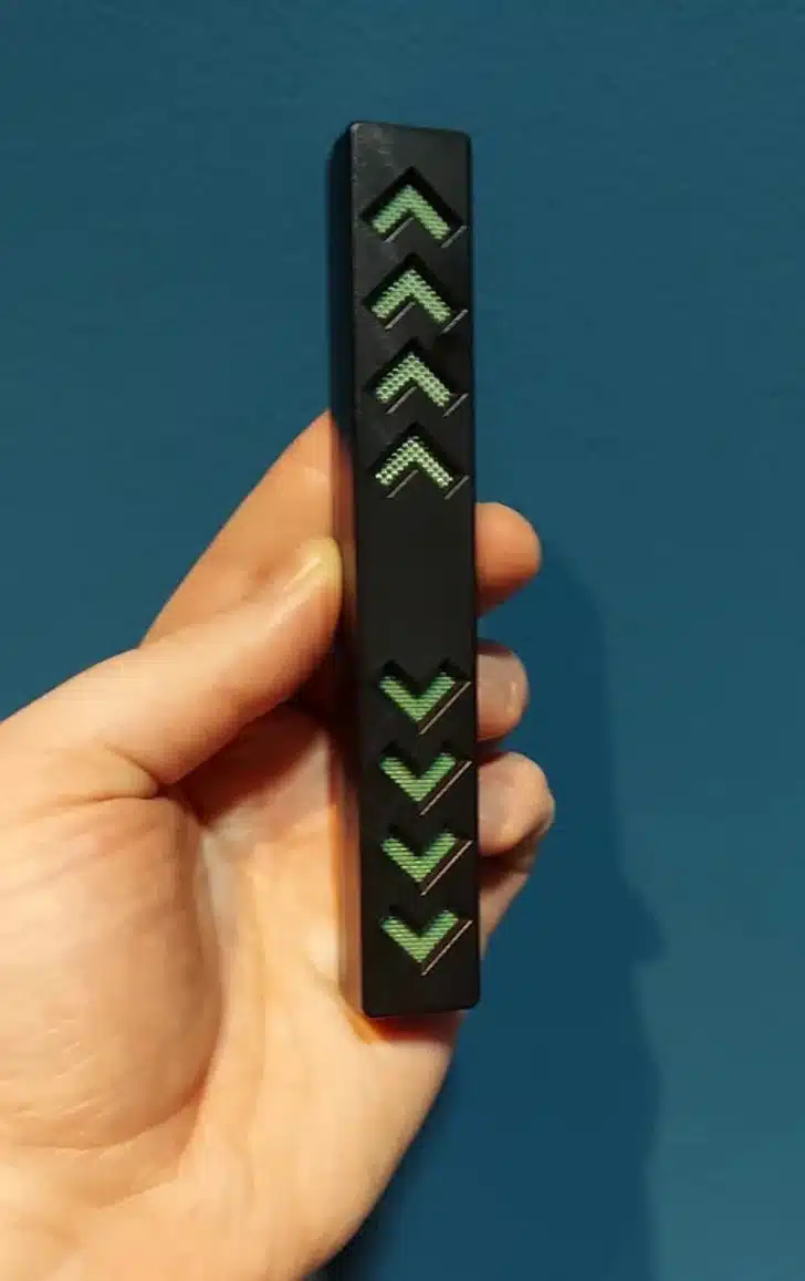 Bo&icirc;tier mural blanc avec des fl&egrave;ches grav&eacute;es, sans bouton apparent