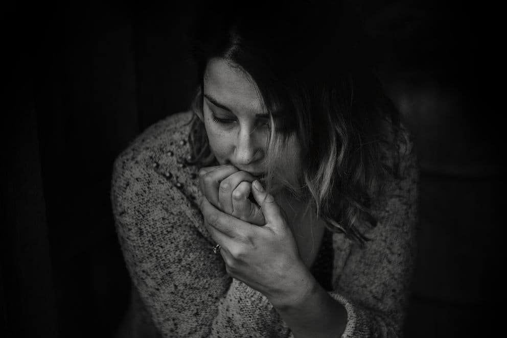 Femme tendant un chèque