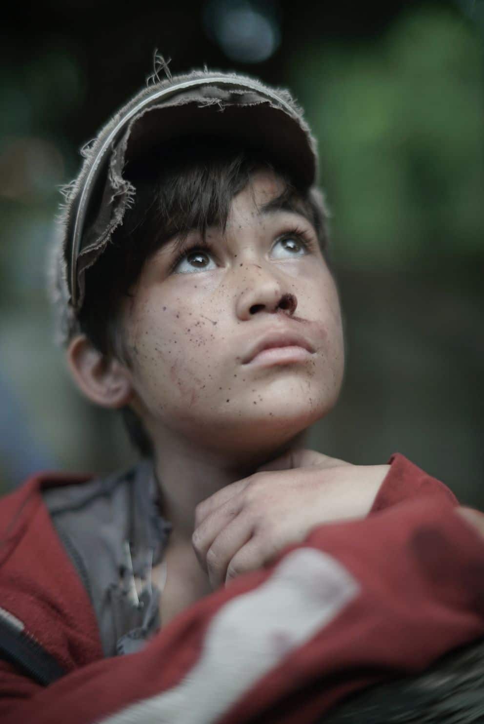 Enfant triste regardant par une fenêtre