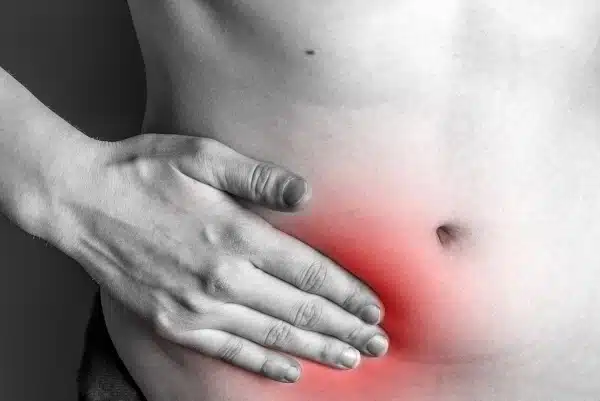Femme massant son abdomen