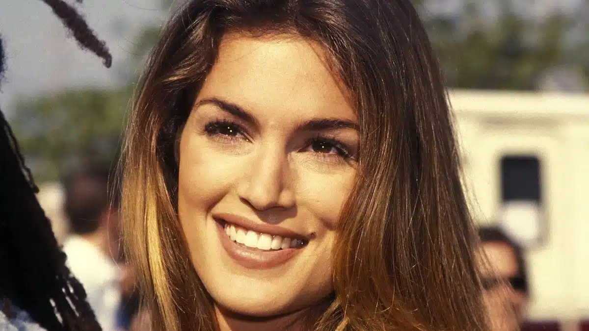 Cindy Crawford posant avec élégance, illustrant son statut d'icône intemporelle