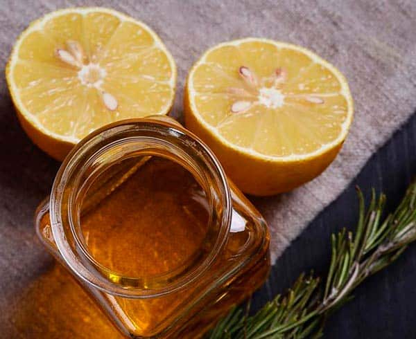 Photo d'un citron et d'une bouteille d'huile d'olive vierge extra