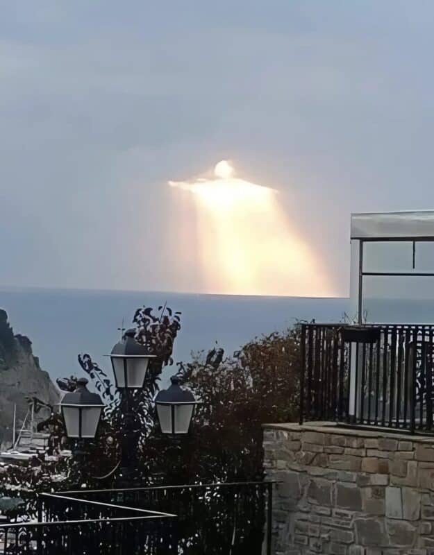 Gros plan sur la formation nuageuse ressemblant à une silhouette humaine