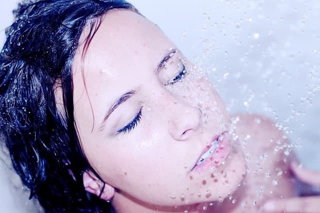 Femme se lavant les mains