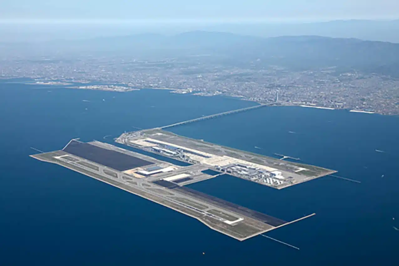 Aéroport de Kansai entouré d'eau