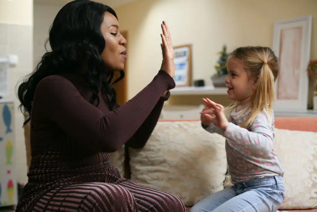 Femme afro-américaine accompagnant un enfant dans une activité quotidienne