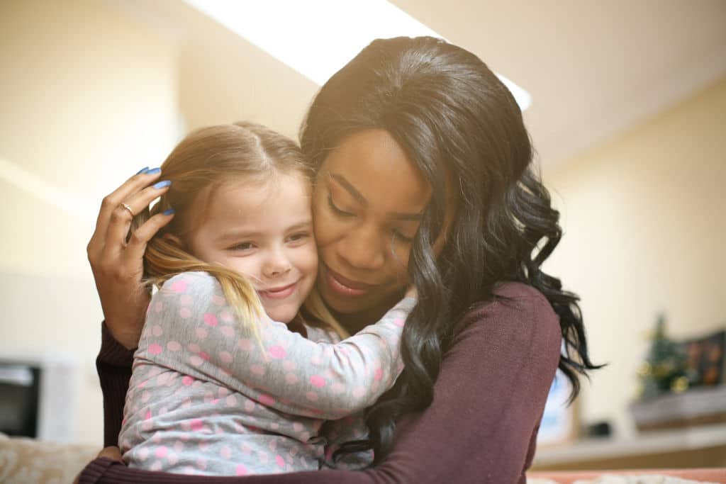 Femme afro-américaine partageant un moment complice avec un enfant