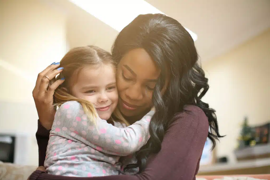 Femme afro-américaine partageant un moment complice avec un enfant