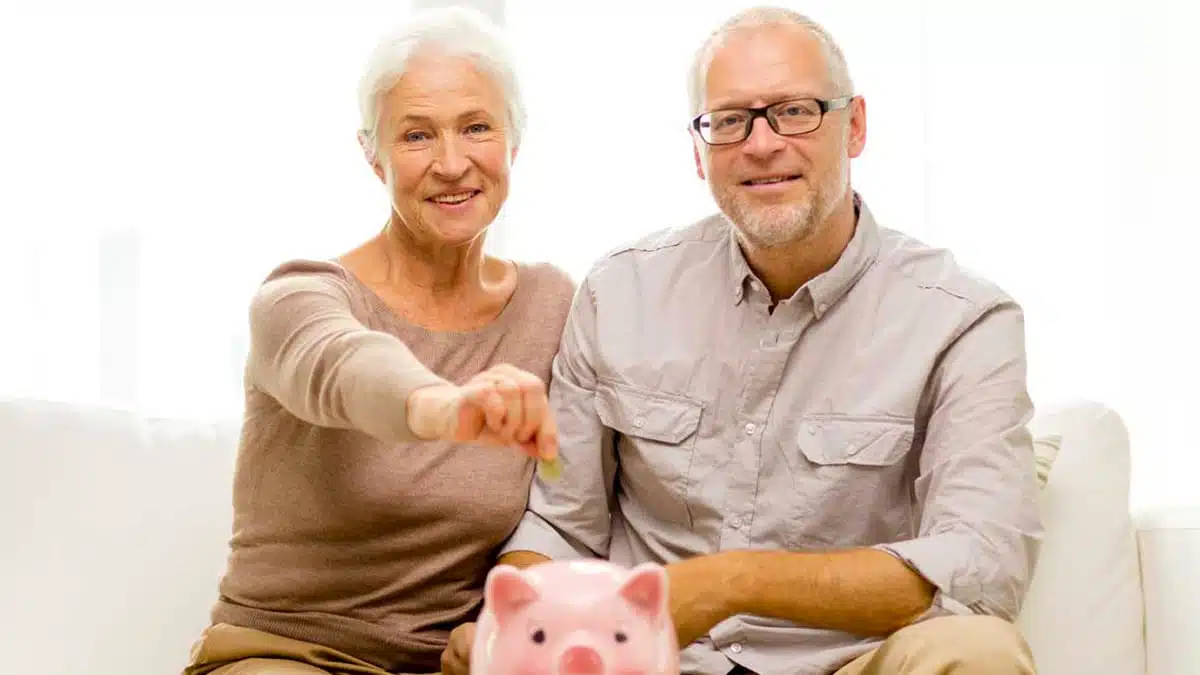 Couple de retraités souriants