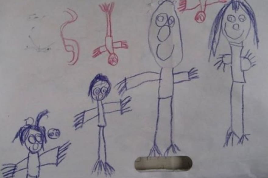 Enfant partageant une expérience mystérieuse avec ses parents
