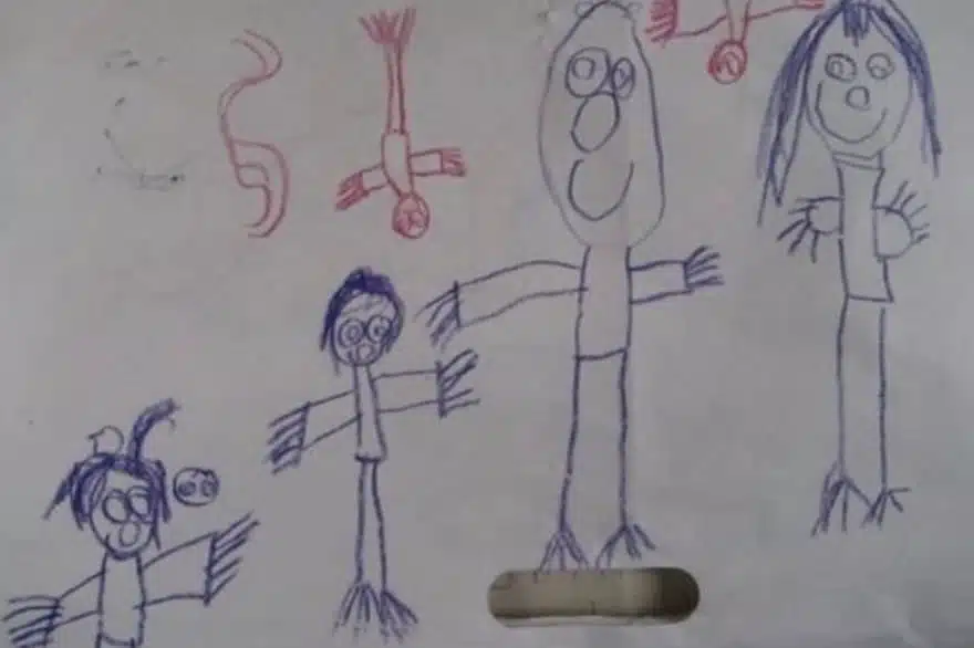 Enfant partageant une expérience mystérieuse avec ses parents