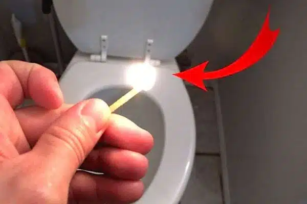 Allumette craquée près de toilettes