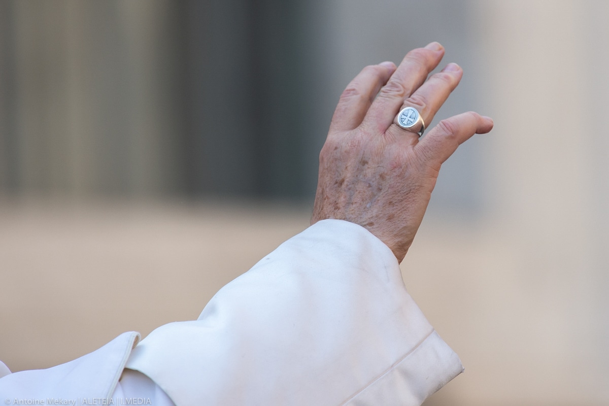 Le pape François portant l'anneau du Pêcheur