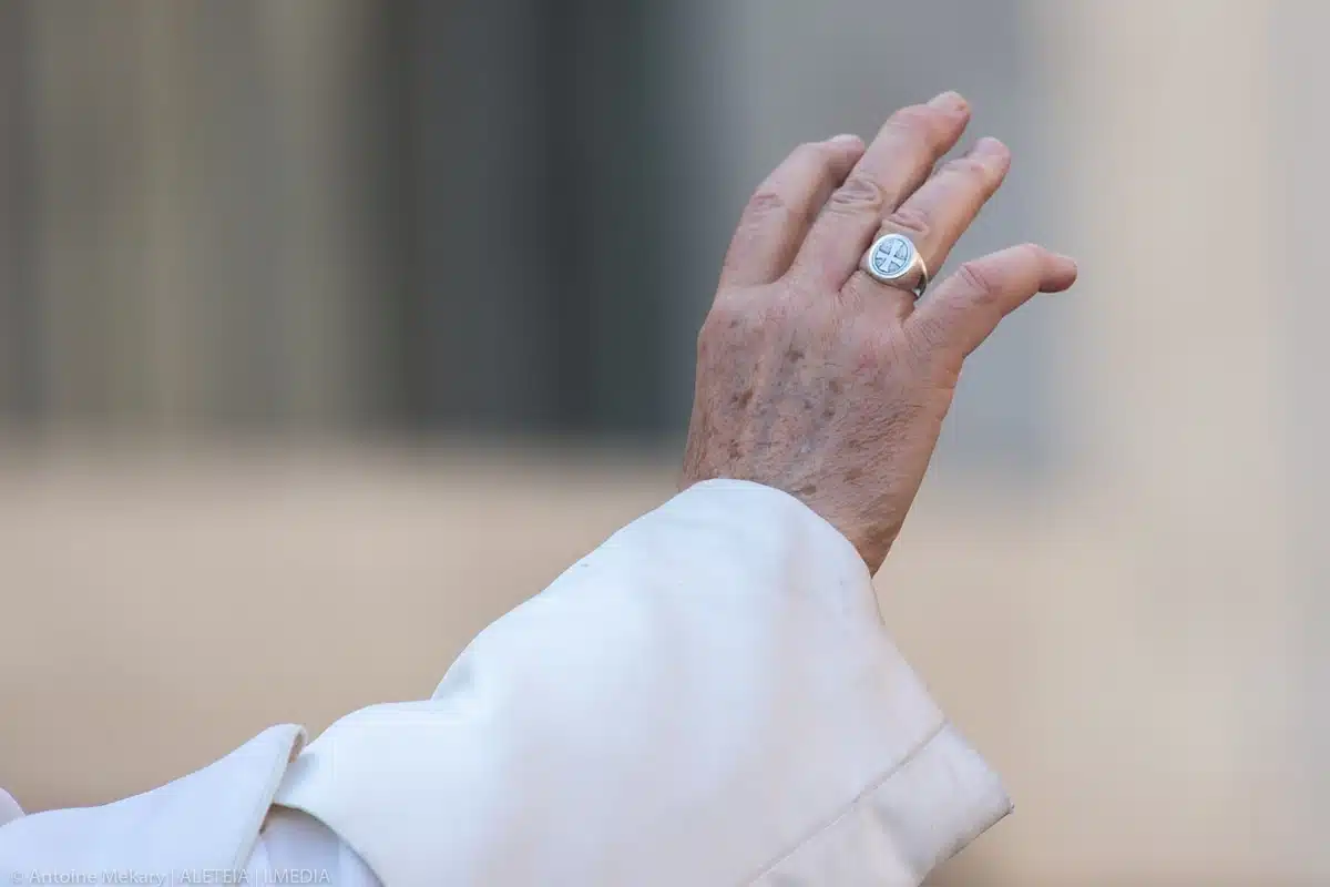 Le pape François portant l'anneau du Pêcheur