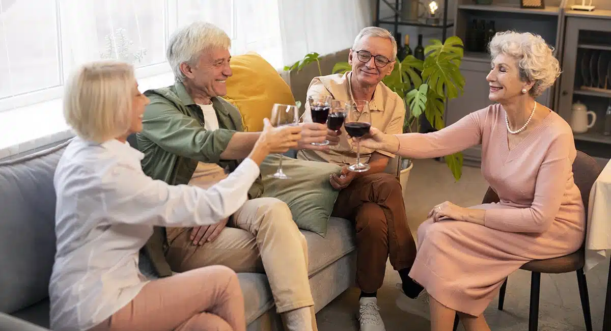 Groupe de seniors partageant un moment convivial
