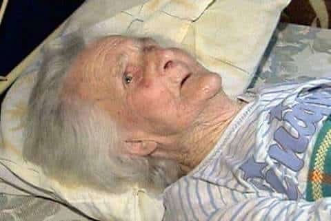 Mains d'une personne âgée et d'une personne plus jeune se tenant avec tendresse