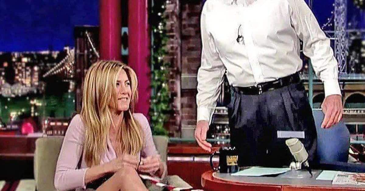 Jennifer Aniston lors d'une pr&eacute;c&eacute;dente interview avec David Letterman, affichant un sourire poli