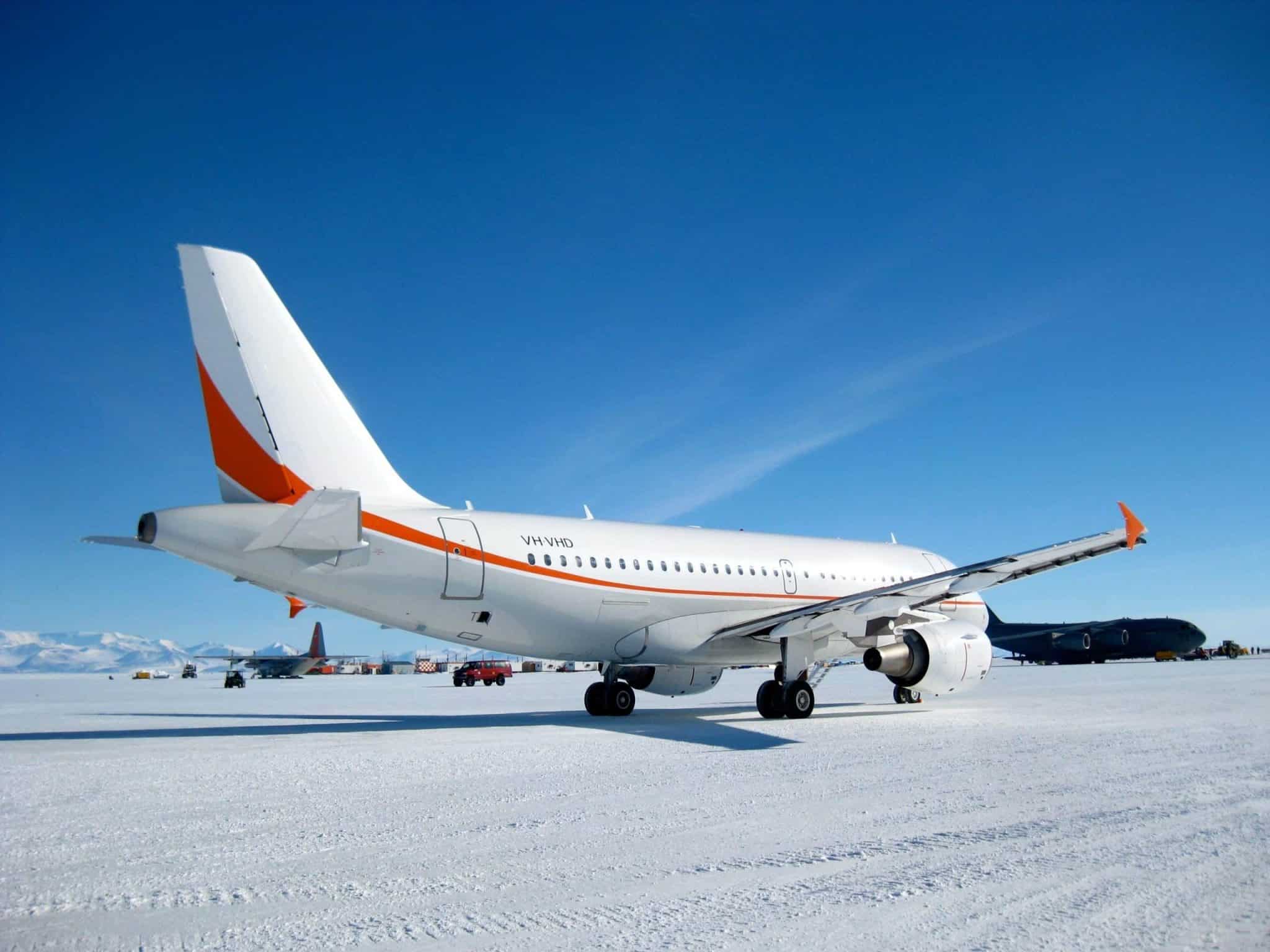 Avion sur piste de glace en Antarctique