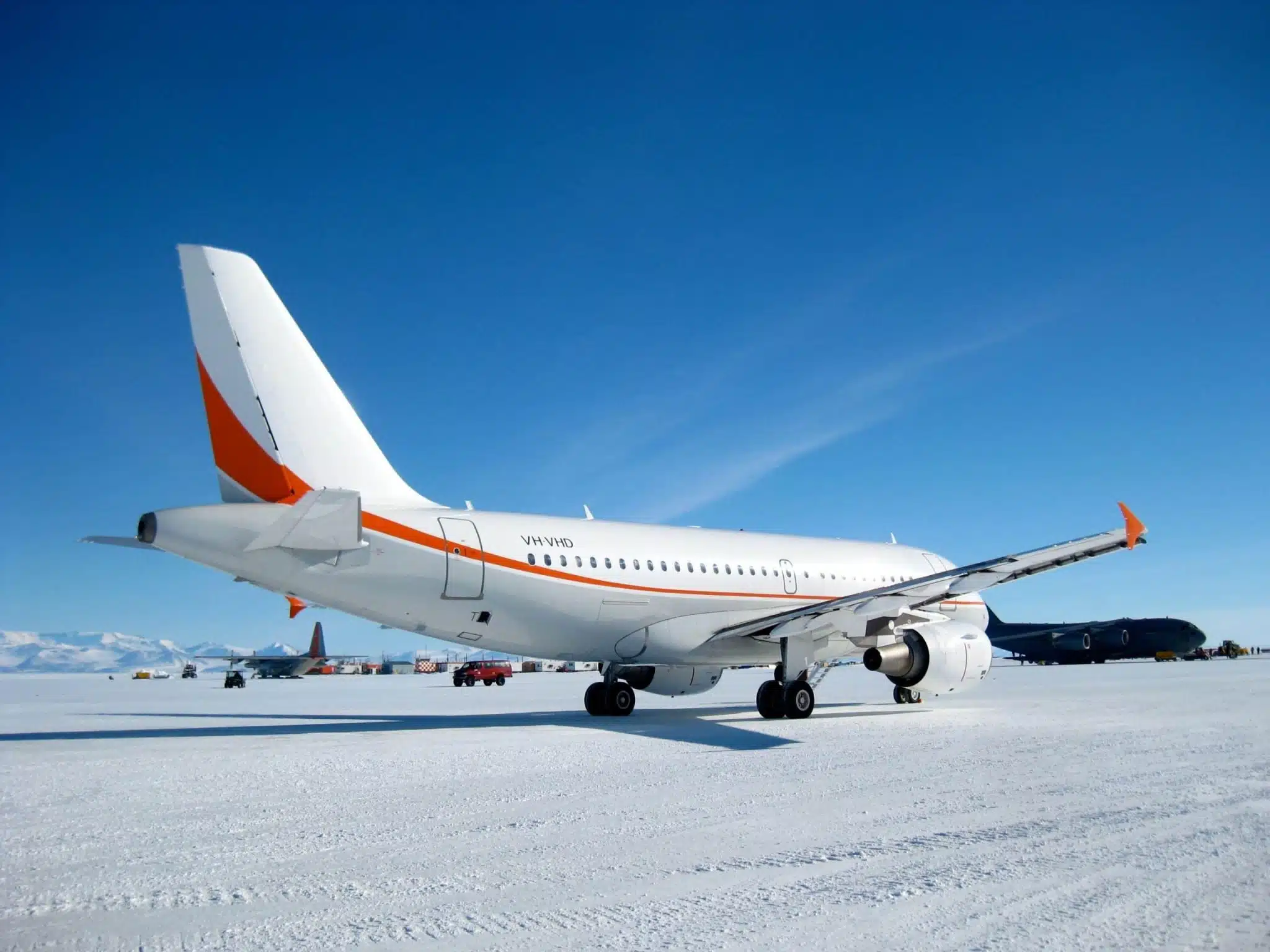 Avion sur piste de glace en Antarctique