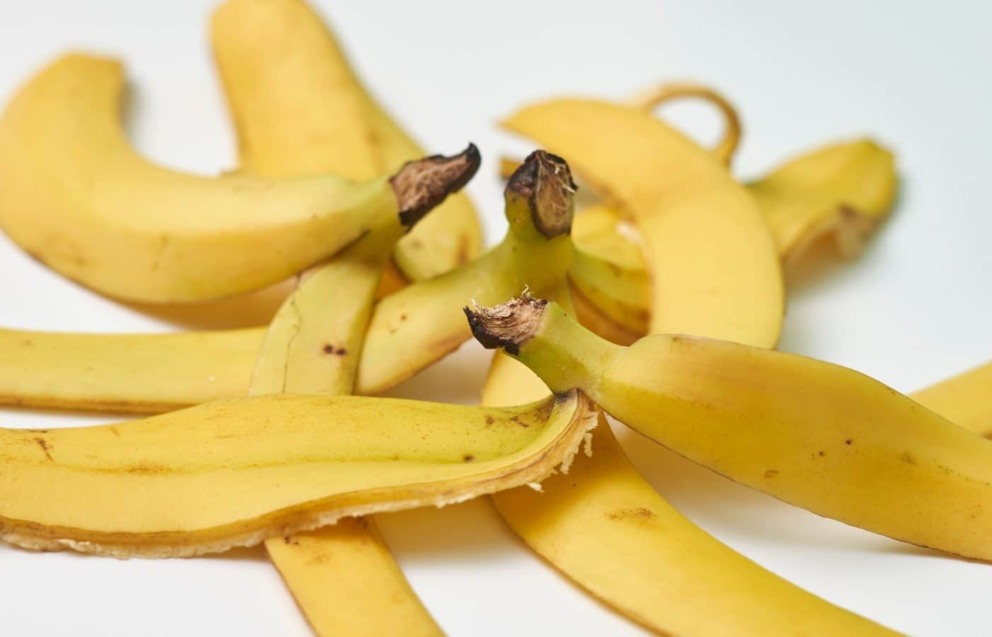 Pelures de banane fra&icirc;ches pos&eacute;es sur une surface en bois