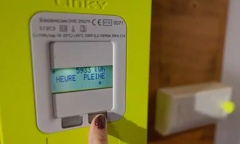 Compteur Linky vert sur un mur extérieur