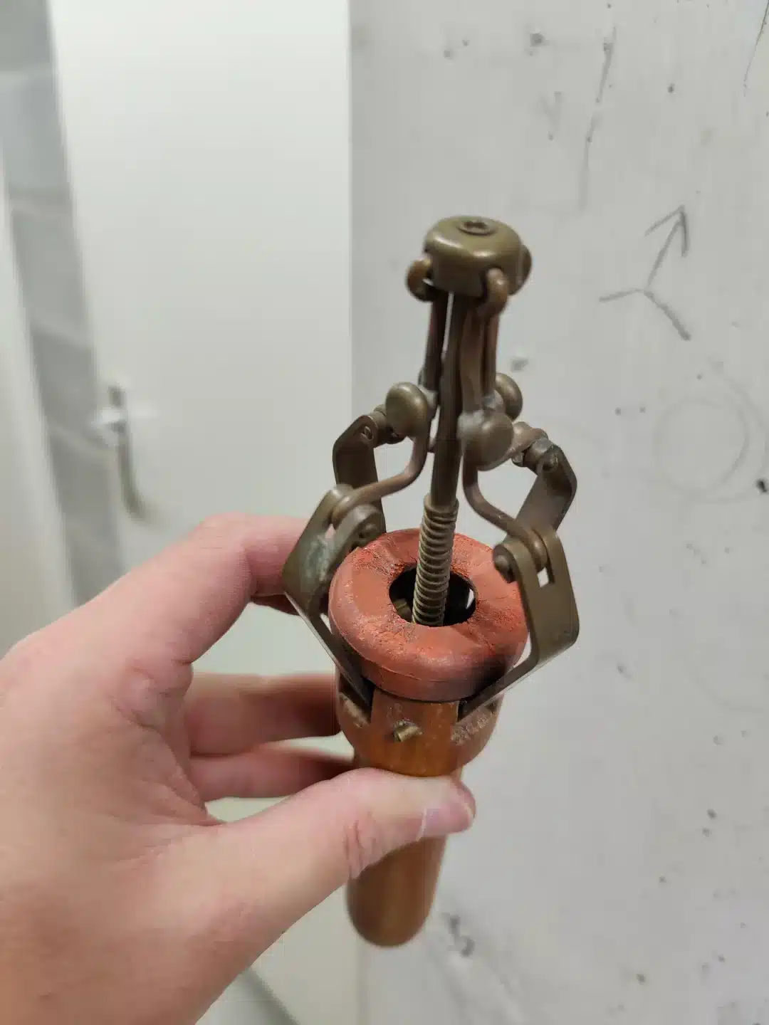 Outil de traite ancien
