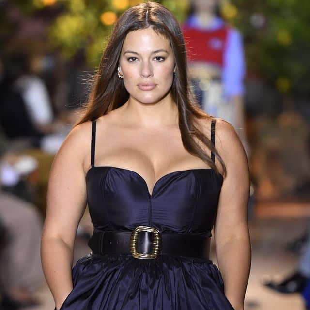Modèle curvy Ashley Graham célébrant la diversité corporelle