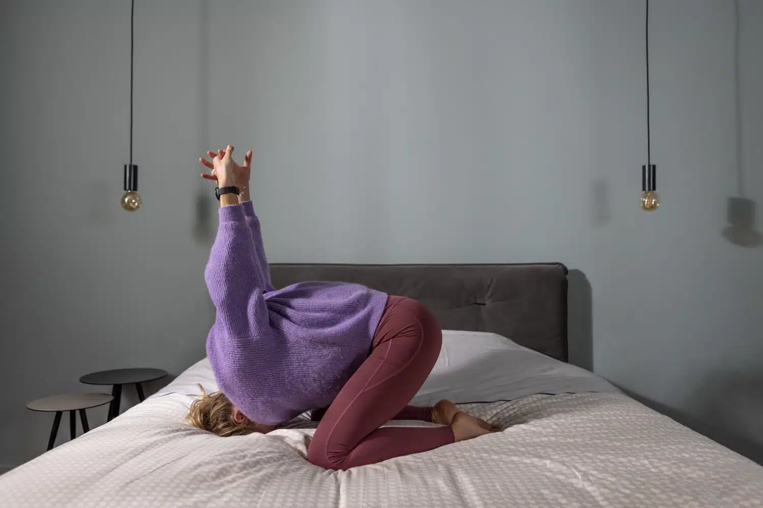 Femme s'étirant avant de dormir