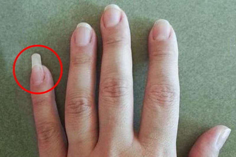 Ongle long utilisé comme outil pratique au quotidien