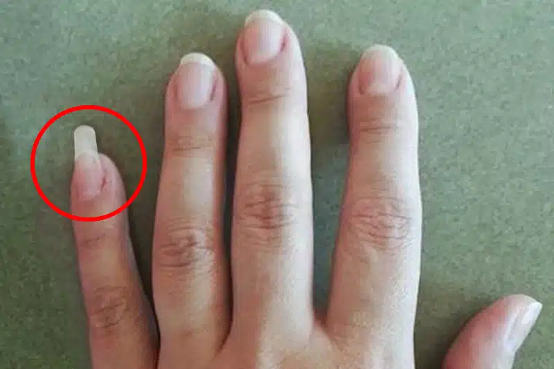 Ongle long utilisé comme outil pratique au quotidien