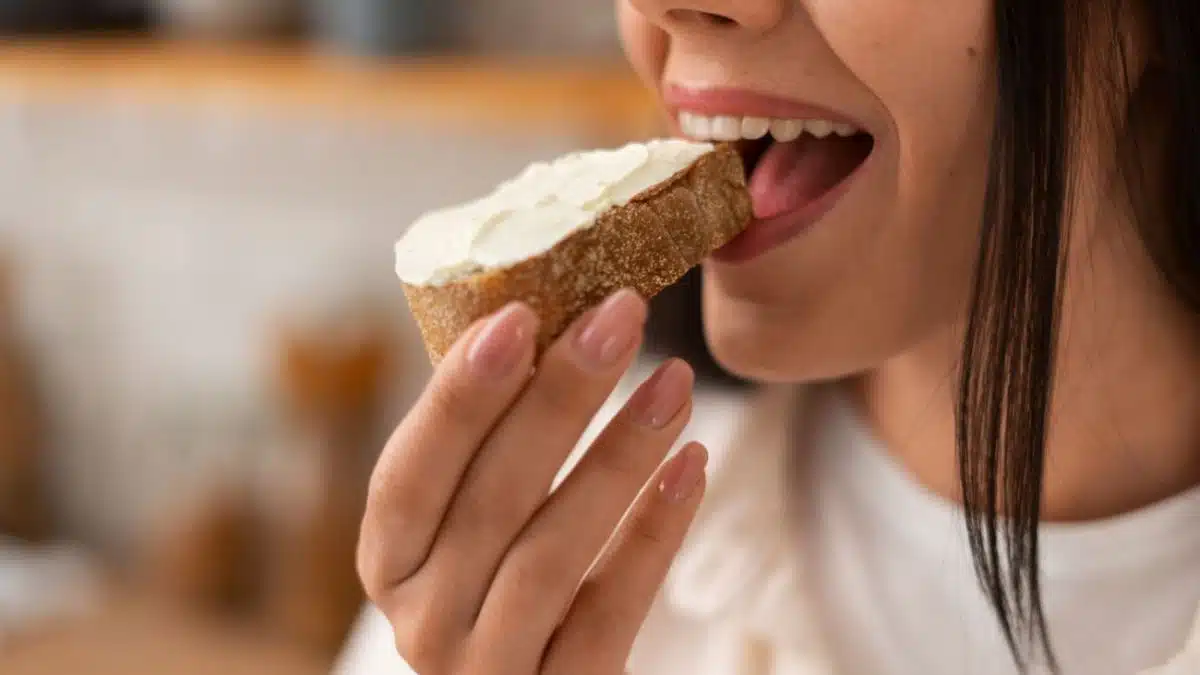 Personne mangeant du fromage frais