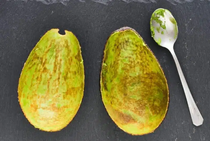 Belle composition d'avocats entiers et coupés