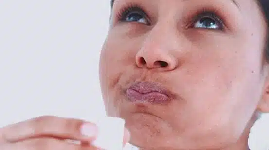 Préparation d'un bain de bouche naturel