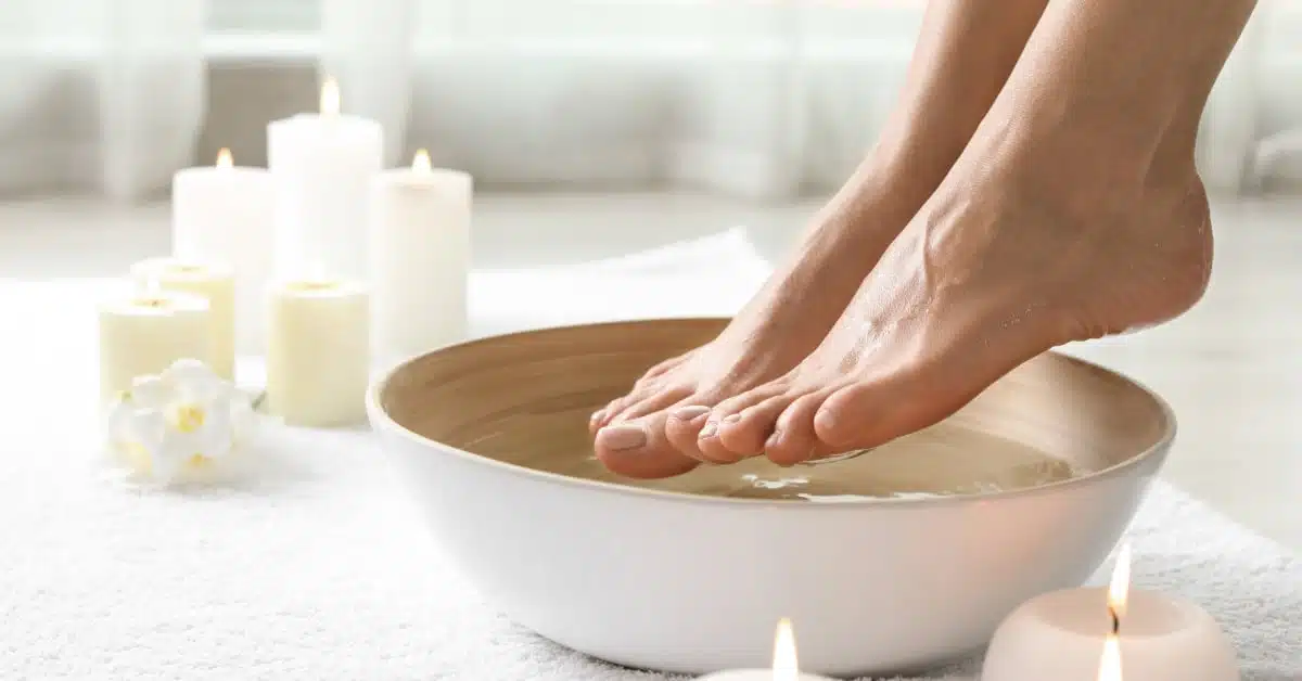 Personne faisant un bain de pieds