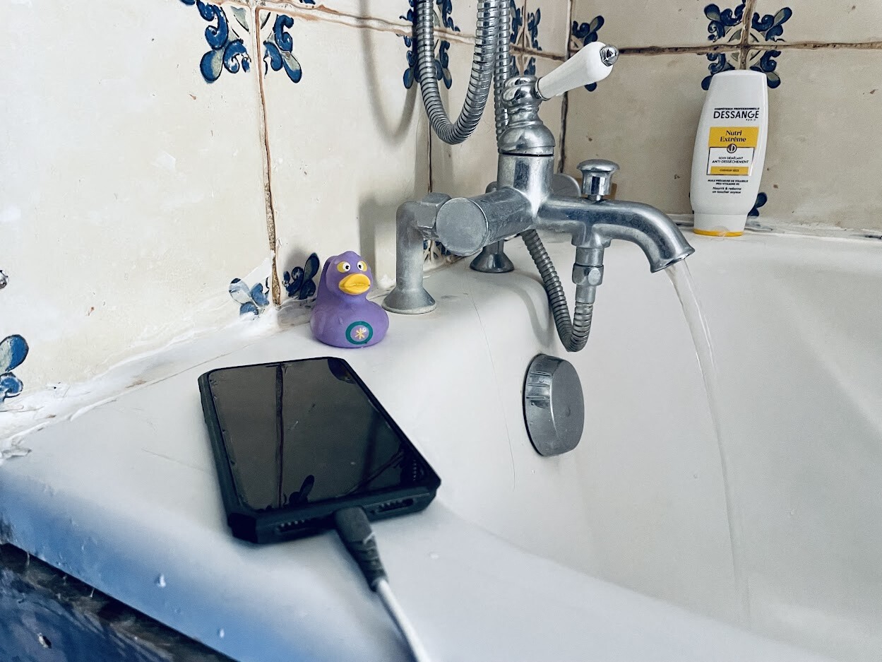 Téléphone près d'une baignoire