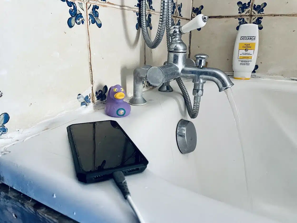 Téléphone près d'une baignoire