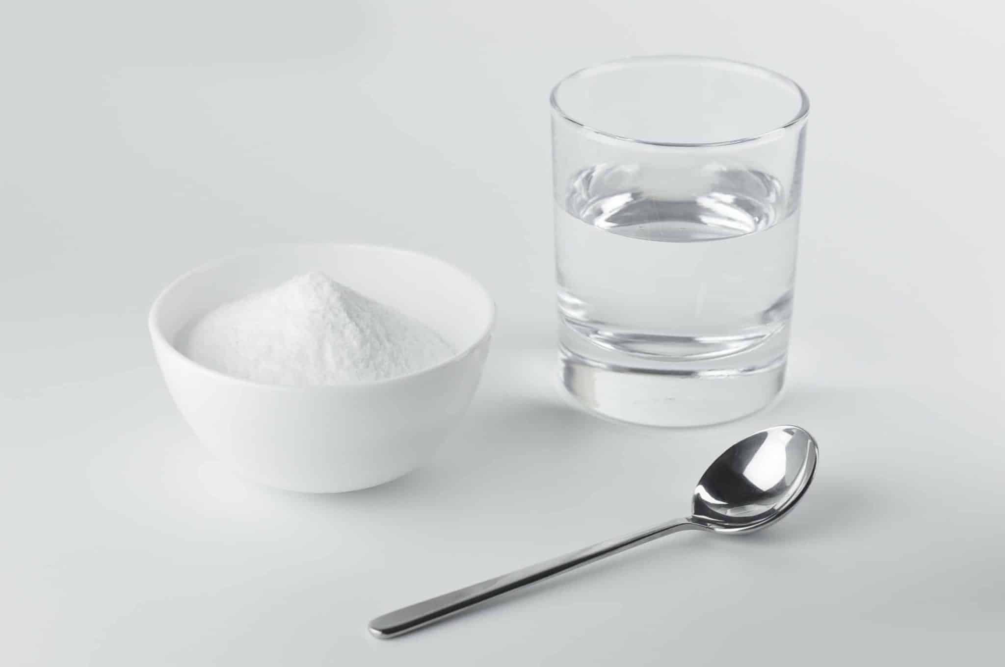 Bicarbonate et verre d'eau