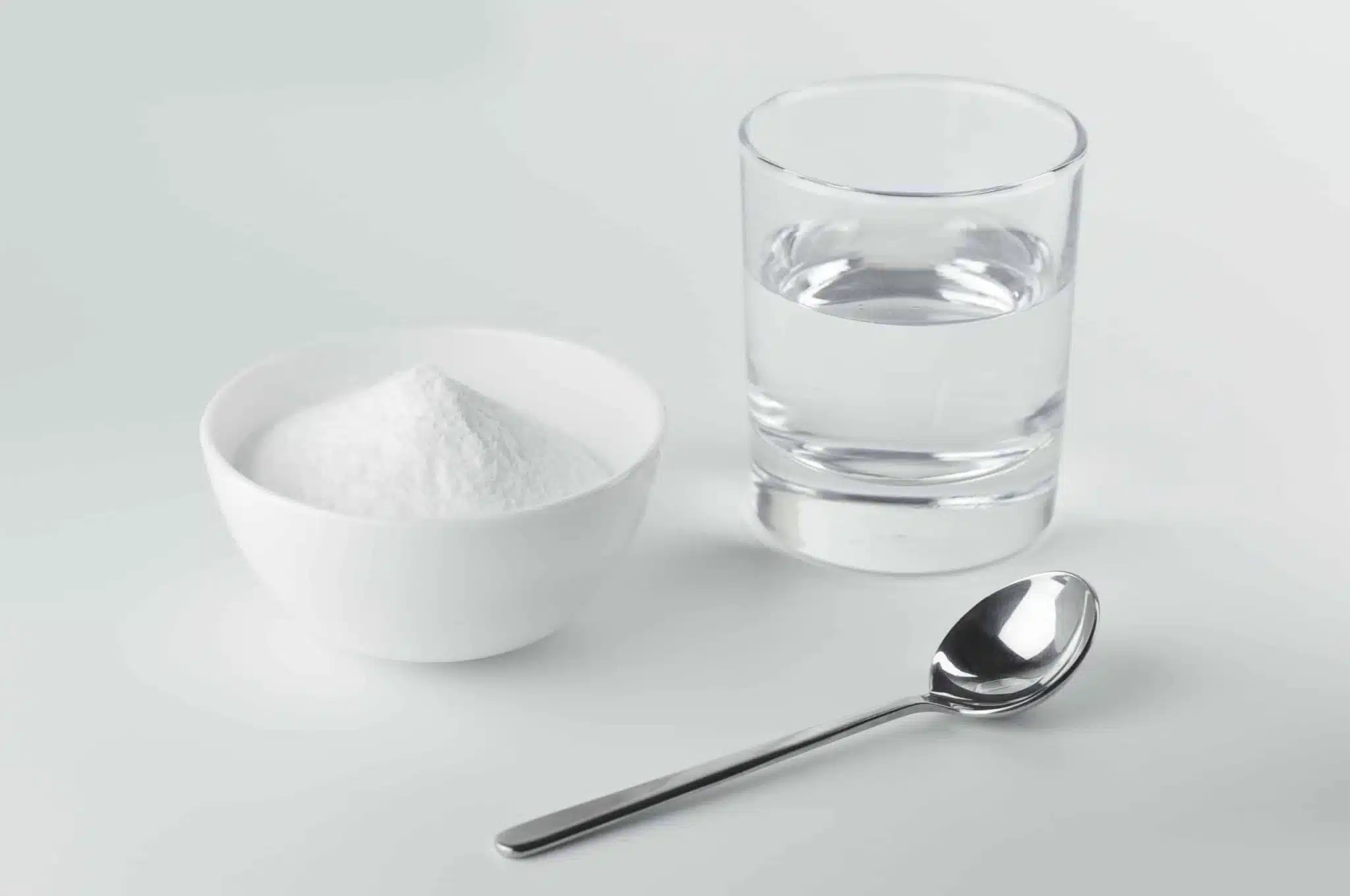 Bicarbonate et verre d'eau
